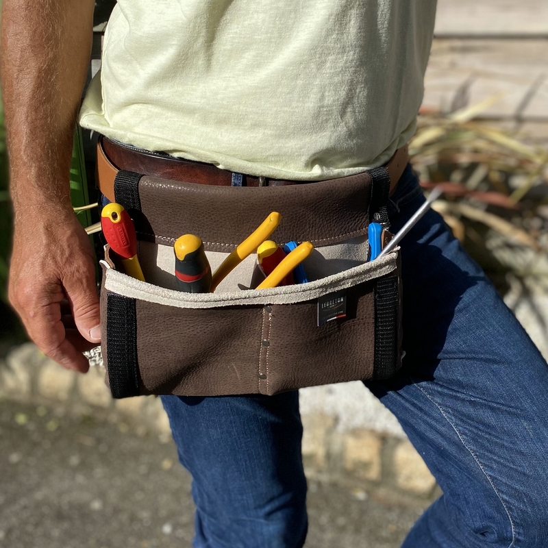 Sac à taille-outil avec ceinture réglable et plusieurs poches pour